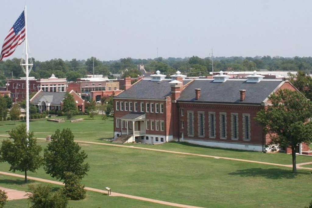 Old Fort Loft King & Queen Suites Nearest Accomodation To Marshals Museum Power Your Ev For Free! Fort Smith Exterior foto